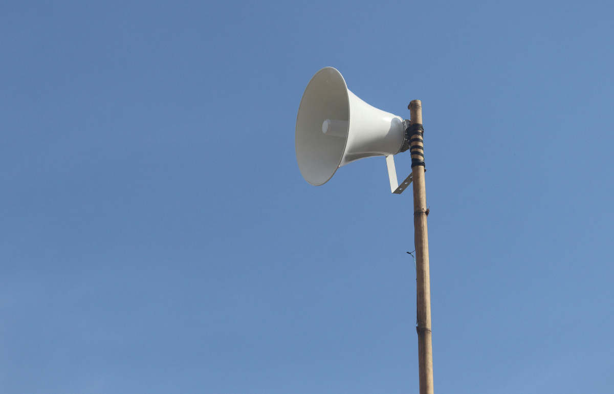 Loudspeaker on top of an outdoor pole