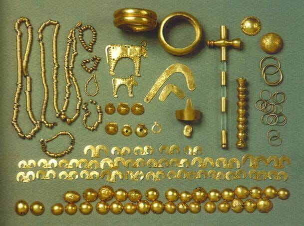 Early jewels and gold treasures from the Varna Necropolis. Early jewels and gold treasures from the Varna Necropolis.
