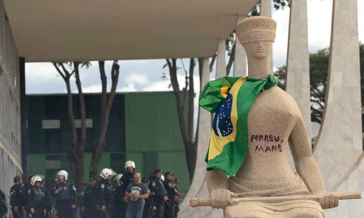 Brasília (DF), 08/01/2023 - Estátua da Justiça em frente ao STF pintado com os dizeres Brasília (DF), 08/01/2023 - Estátua da Justiça em frente ao STF pintado com os dizeres