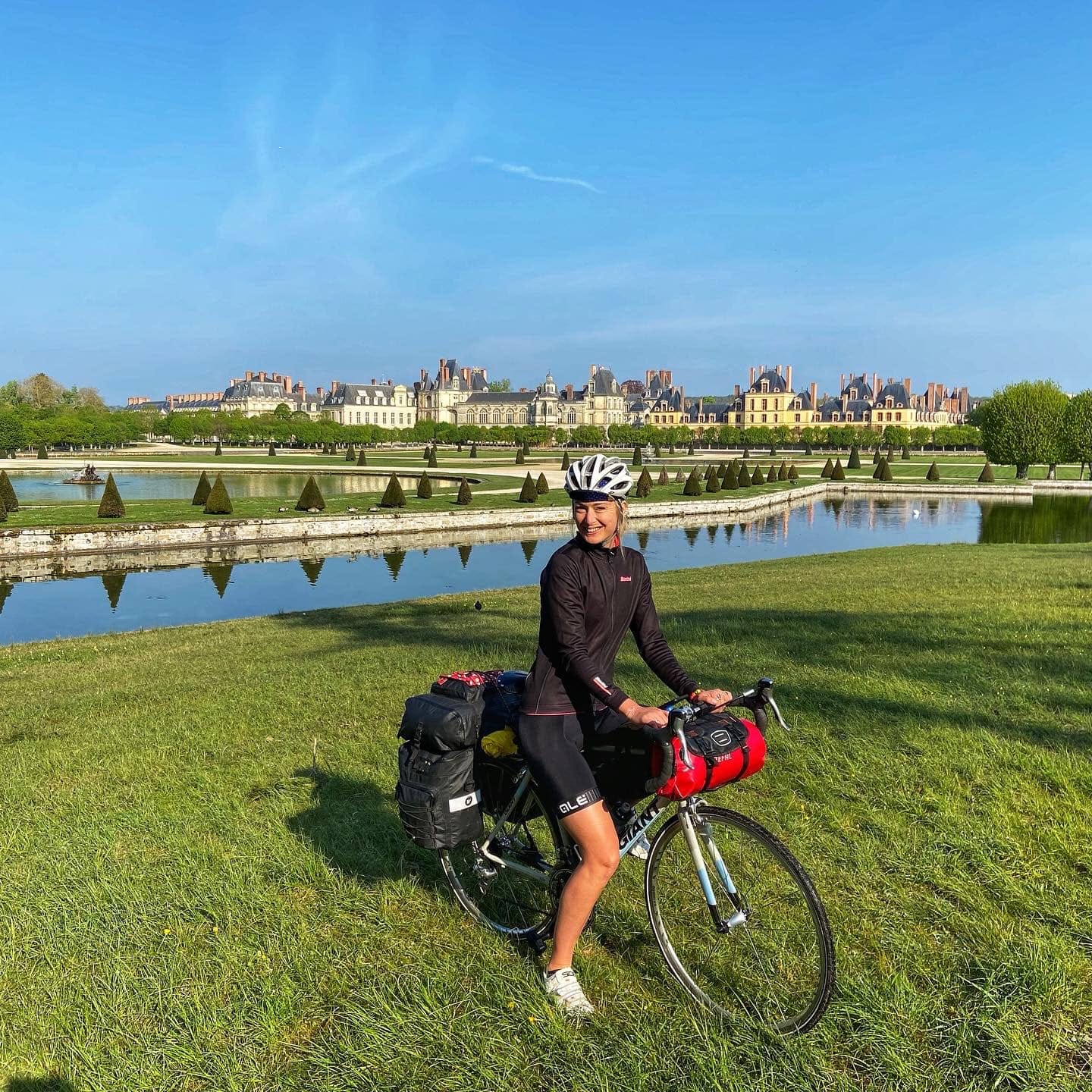 Photo de Sandra a velo devant un chateau