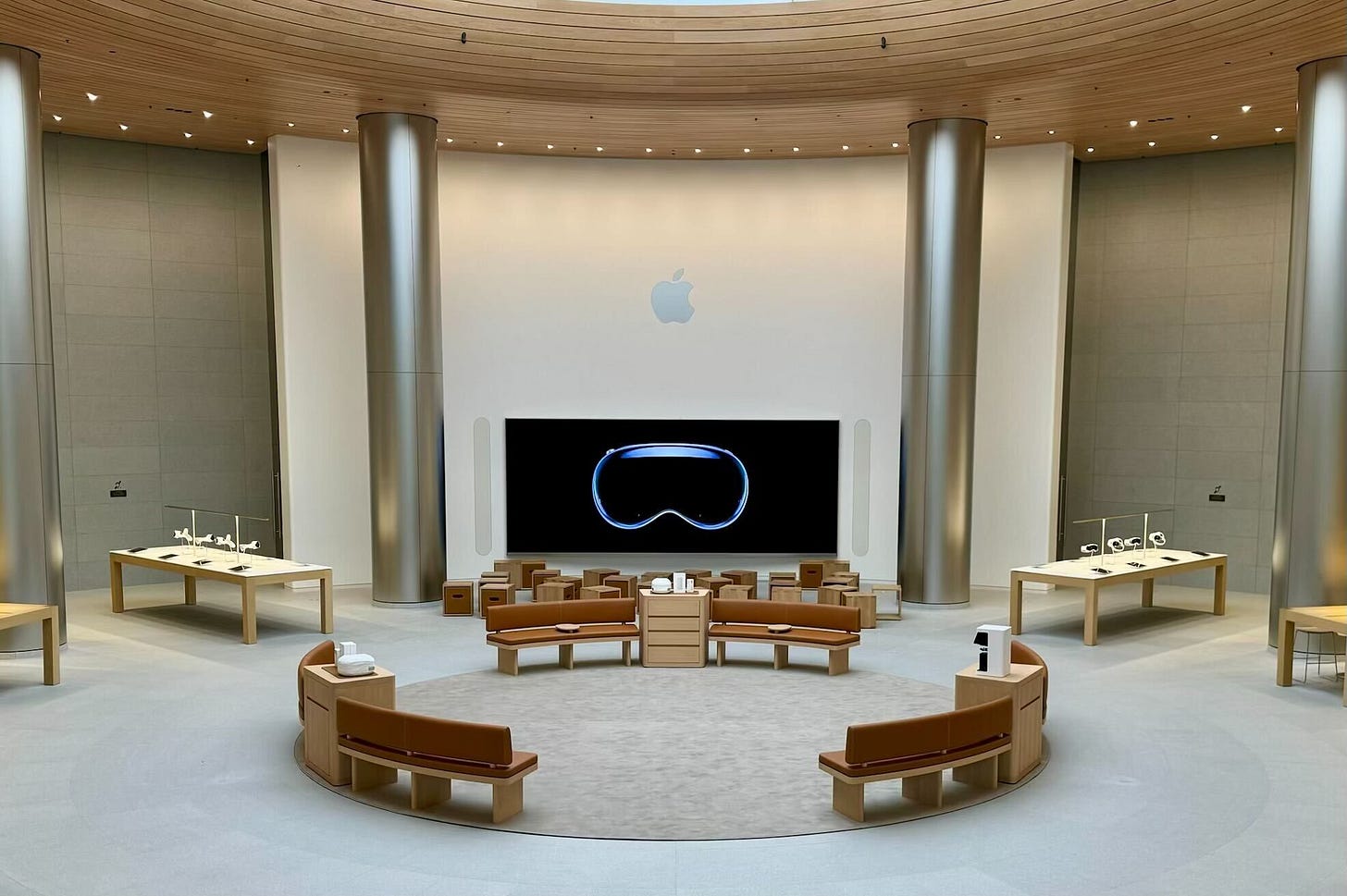 The circular Demo Zone at Apple Jing'an. The sofas are placed directly below the store's oculus. The circular Demo Zone at Apple Jing'an. The sofas are placed directly below the store's oculus.