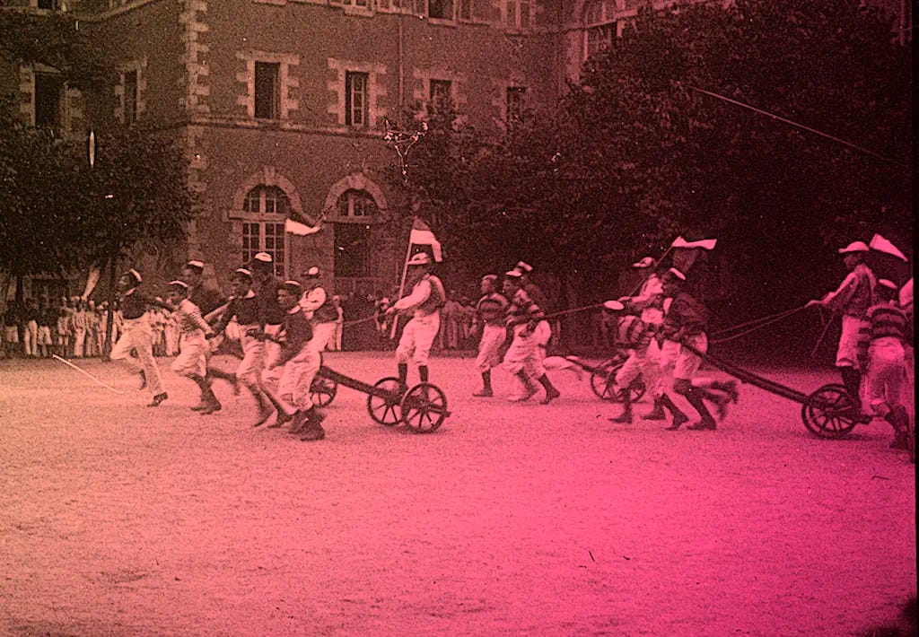 Course de chars - Atelier Rault-Houdus ; 1ère moitié du 20e siècle - Plaque stéréoscopique - Collection Musée de Bretagne (Champs Libres) - Photographie recadrée et colorisée par mes soins.