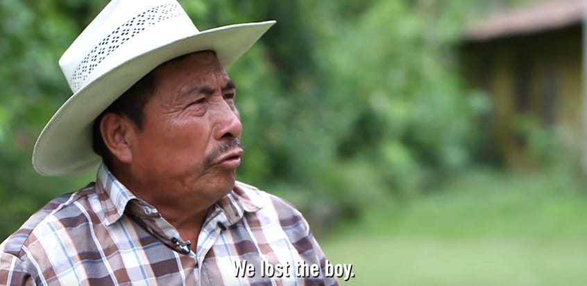 Padre biológico de un niño adoptado en Estados Unidos, secuestrado por la guerrilla durante la guerra civil. Foto de un hombre con sombrero blanco, hablando de su hijo perdido.