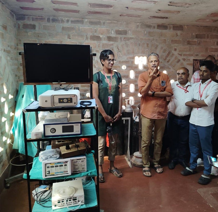 Kan een afbeelding zijn van een of meer mensen, speaker, ziekenhuis en tekst