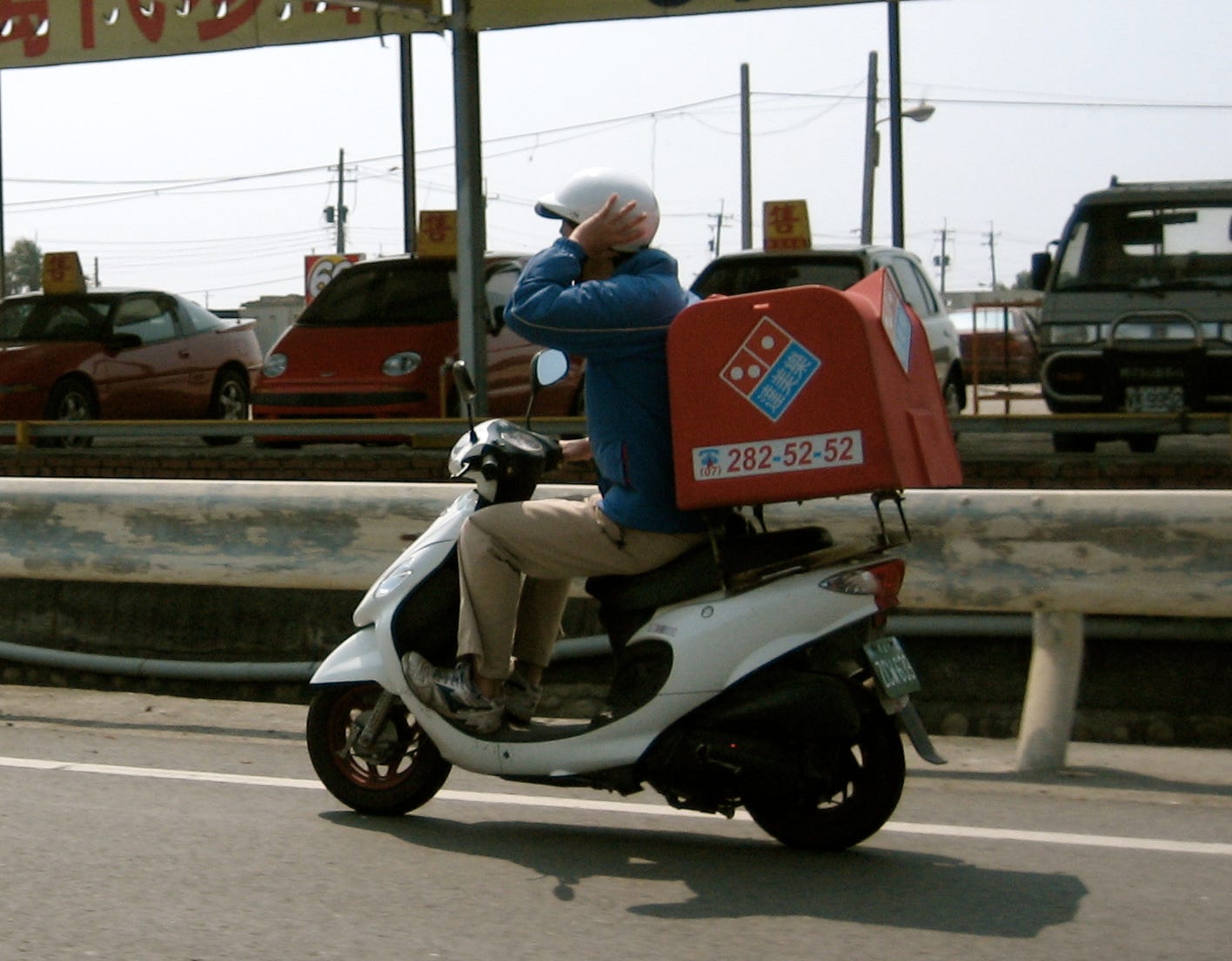 台南街頭的披薩外送機車|來源:Joe Lewis / Wikimedia Commons(CC BY-SA 2.0) 台南街頭的披薩外送機車|來源:Joe Lewis / Wikimedia Commons(CC BY-SA 2.0)