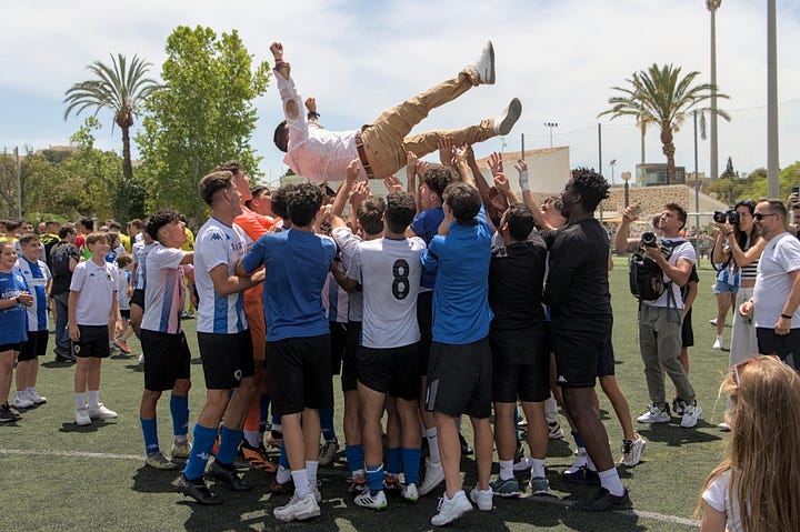 Gaspar Campillo siendo manteado por sus jugadores en una foto y el banquillo saliendo a correr en la otra