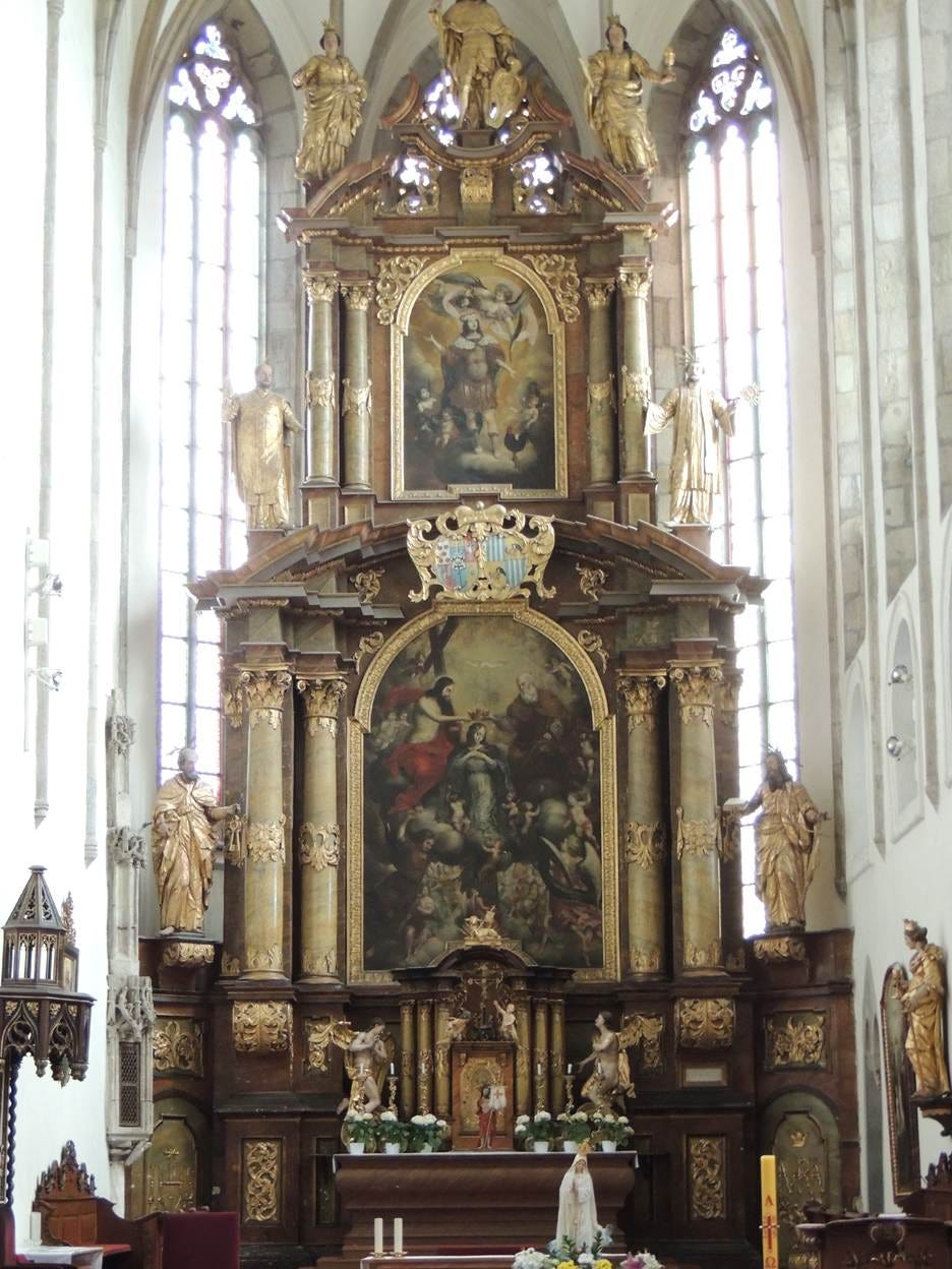 A large ornate altar with paintings

AI-generated content may be incorrect.