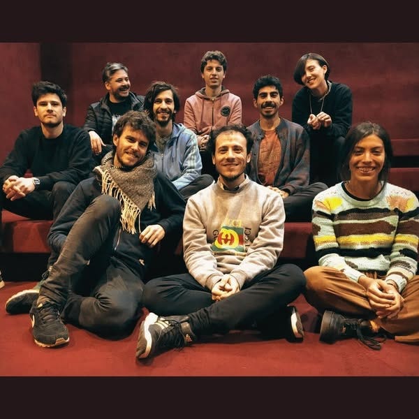 Puede ser una imagen de 7 personas y texto