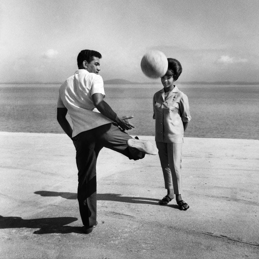 Garrincha avec Elza Soares 1964 - Photo et Tableau - Editions Limitées -  Achat / Vente