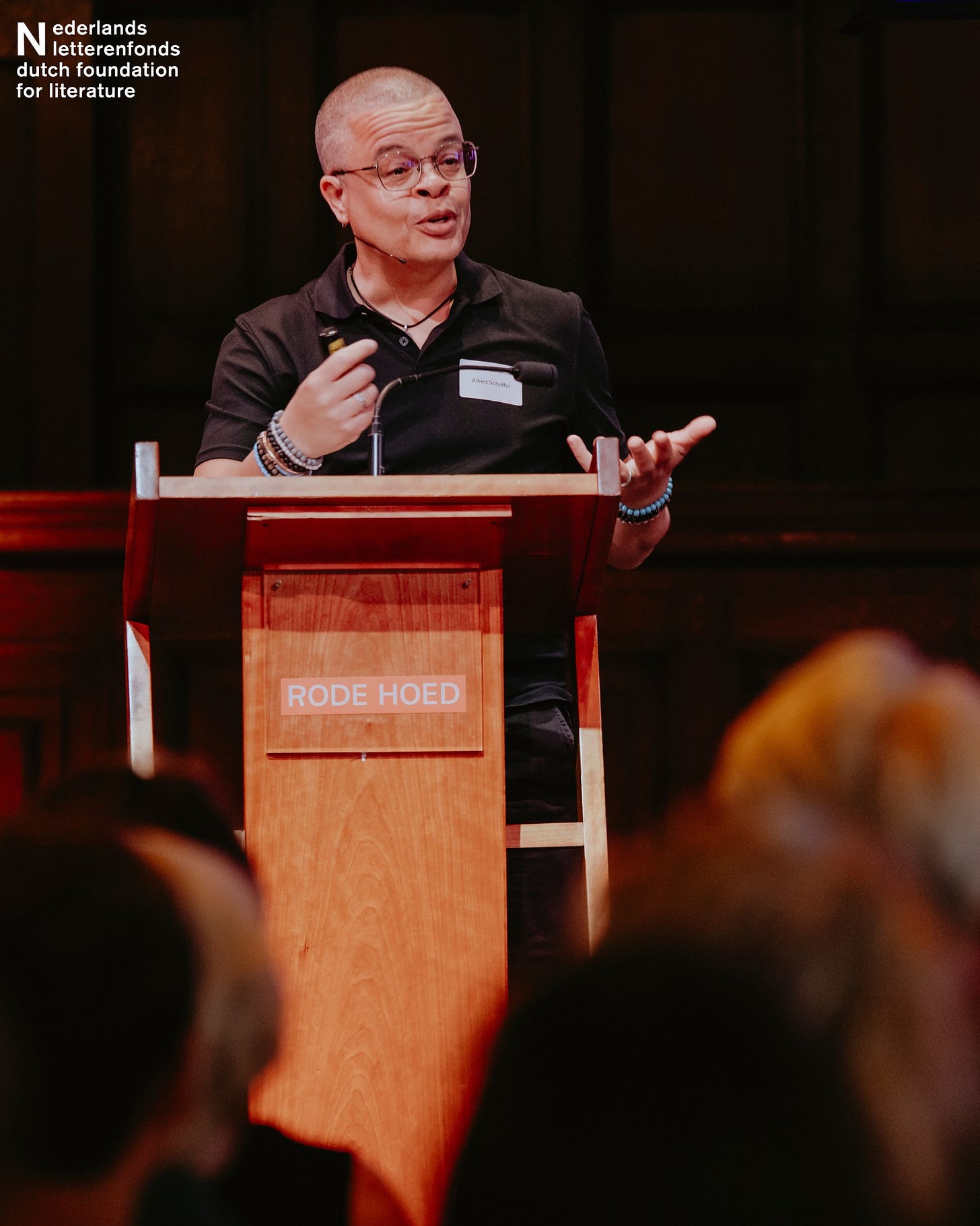 Kan een afbeelding zijn van 2 mensen en de tekst 'N letterenfonds ederlands dutch foundation for literature AWИK RODE RODEHOED HOED'