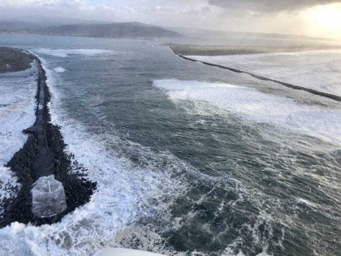 The Humboldt Bar entrance channel (north jetty left, south jetty right) (Photo by Mark Harris) The Humboldt Bar entrance channel (north jetty left, south jetty right) (Photo by Mark Harris)