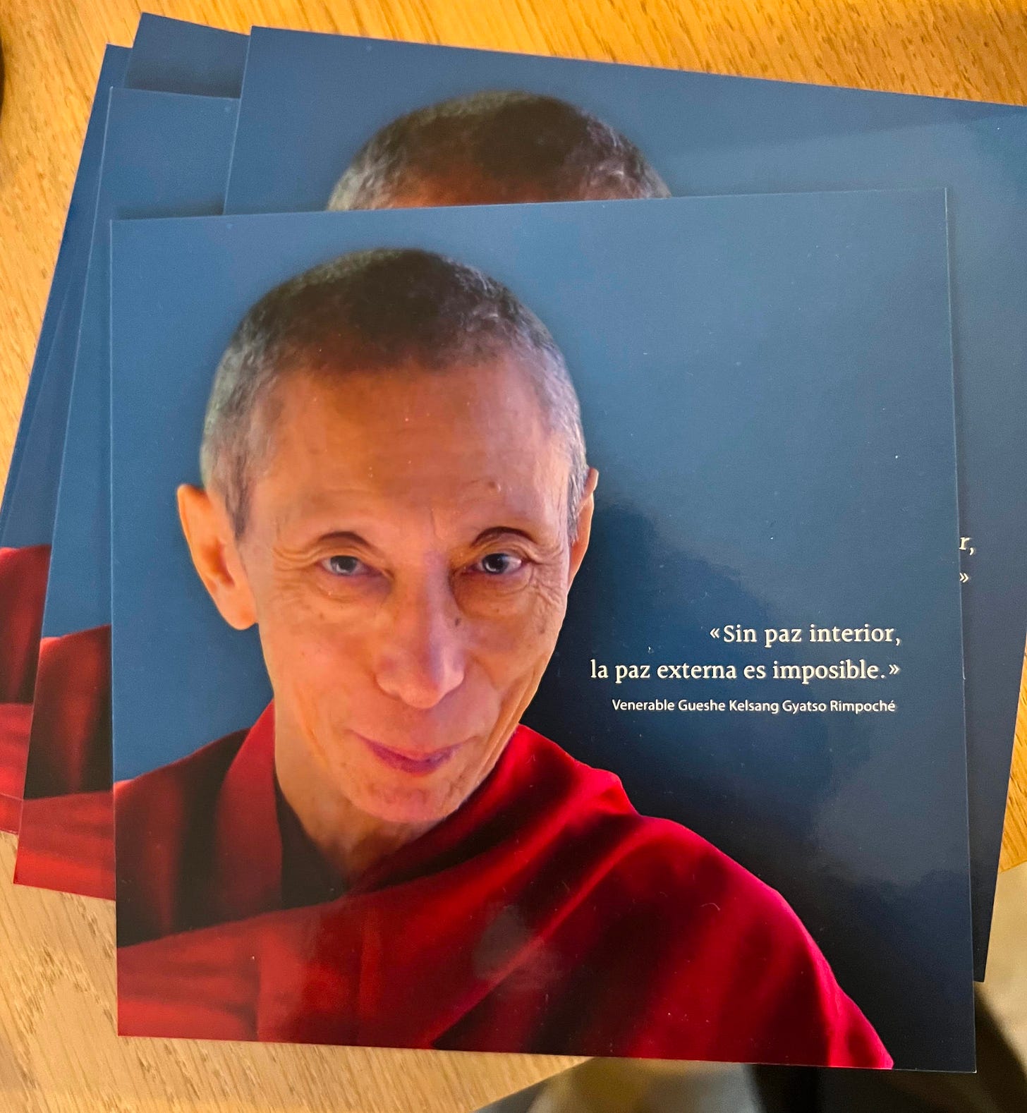 A printed card featuring a portrait of Venerable Gueshe Kelsang Gyatso Rimpoché with the Spanish quote: "Sin paz interior, la paz externa es imposible". A printed card featuring a portrait of Venerable Gueshe Kelsang Gyatso Rimpoché with the Spanish quote: "Sin paz interior, la paz externa es imposible".