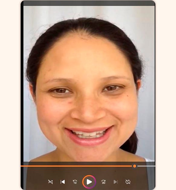 imagem de mulher sorridente de cabelos pretos e olhos castanhos projetada para o bebê no monitor imagem de mulher sorridente de cabelos pretos e olhos castanhos projetada para o bebê no monitor