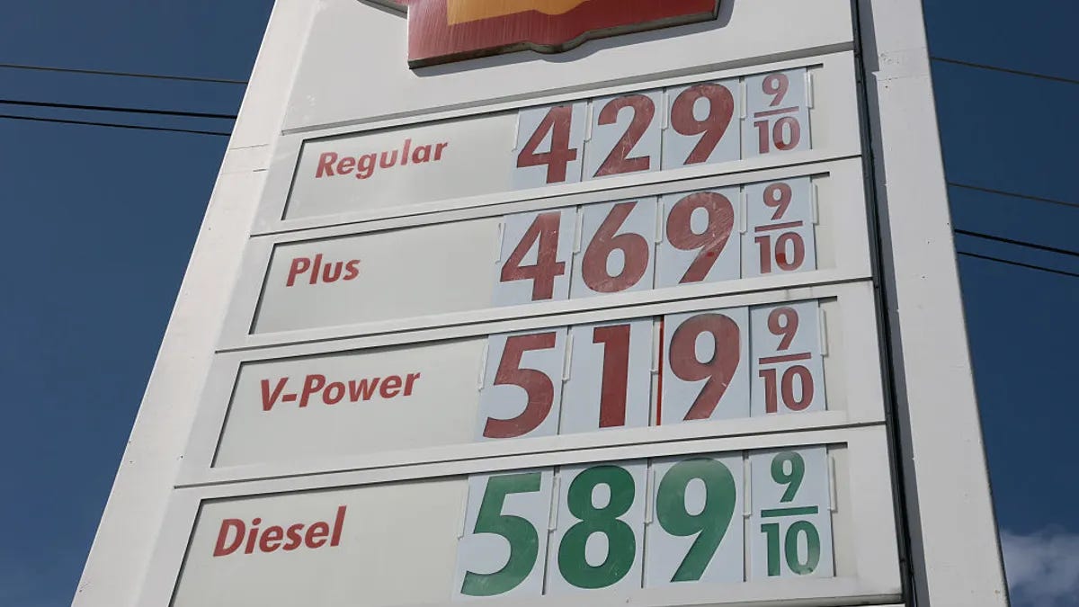 Diesel prices drop by 3.5 cents but could remain sticky, experts say |  Trucking Dive