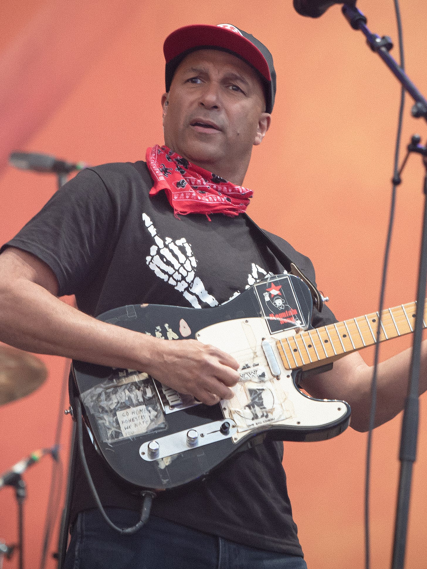https://upload.wikimedia.org/wikipedia/commons/f/fa/Tom_Morello.jpg