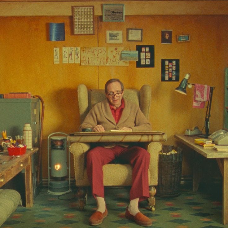 Ricostruzione dell'angolo di scrittura di Dahl che Anderson fa nel suo ultimo cortometraggio. Ricostruzione dell'angolo di scrittura di Dahl che Anderson fa nel suo ultimo cortometraggio.