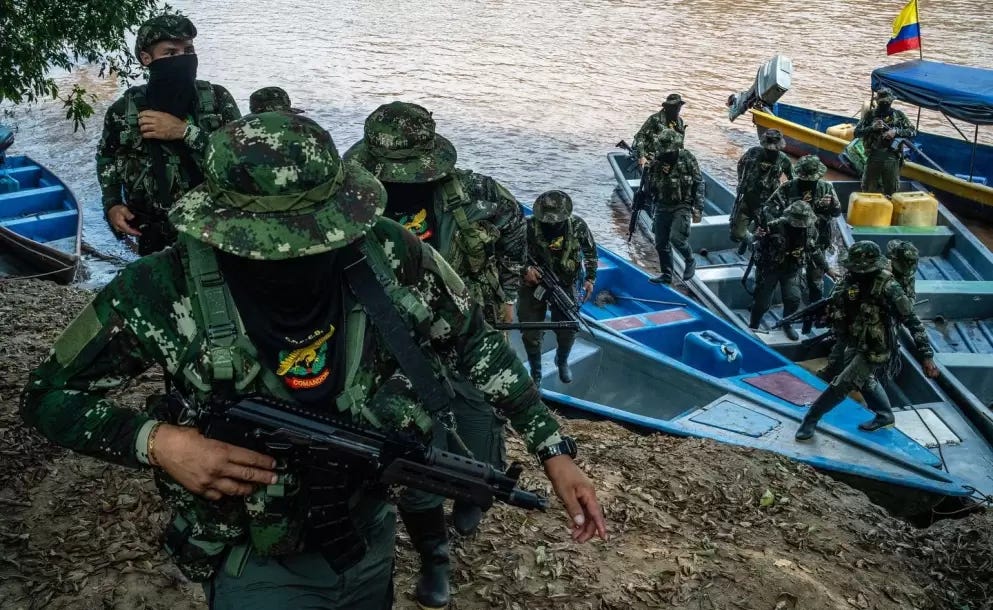 Comandos de Frontera navegan por las aguas del río Putumayo, entre Colombia y Ecuador.