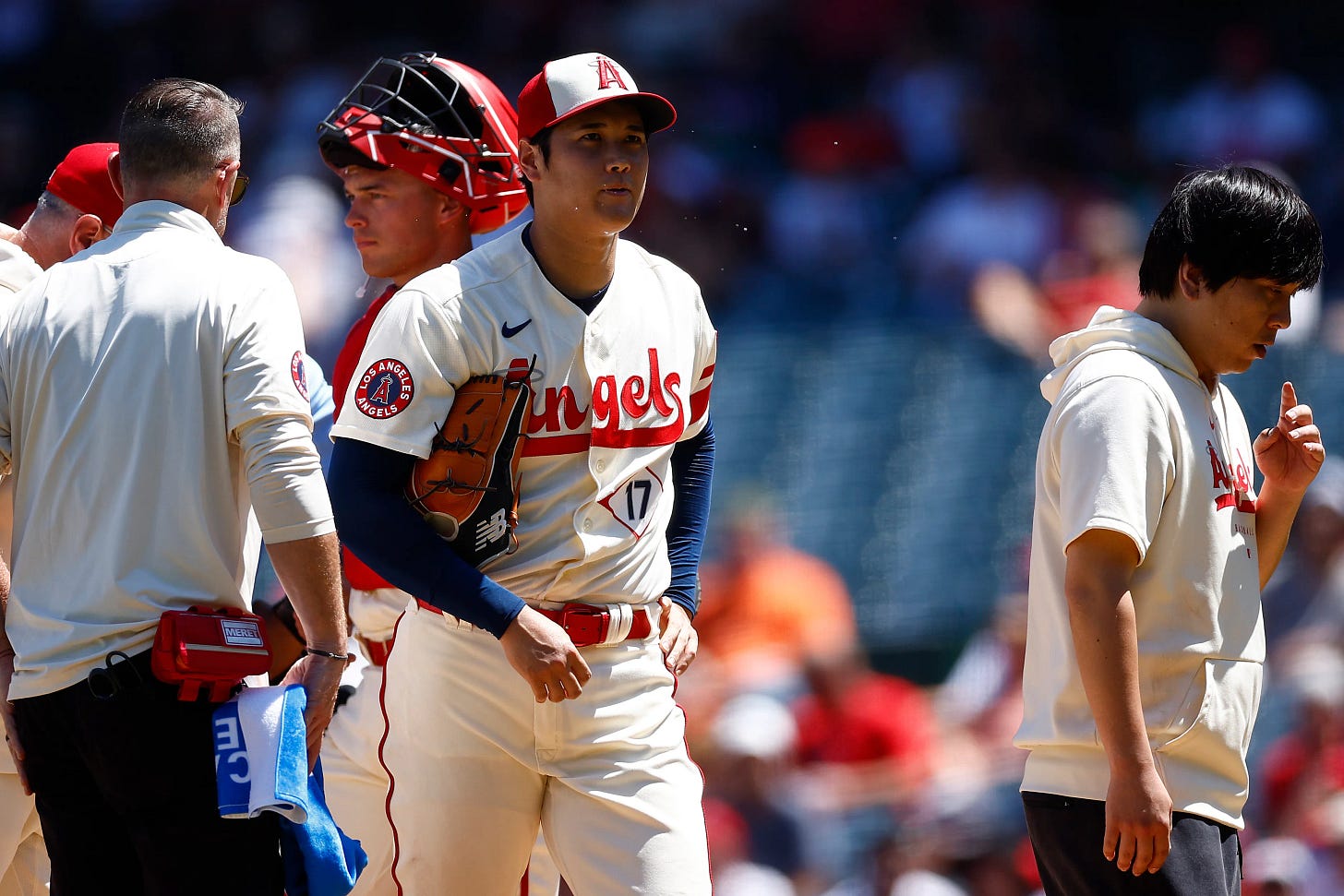 Shohei Ohtani leaving the game with a trainer