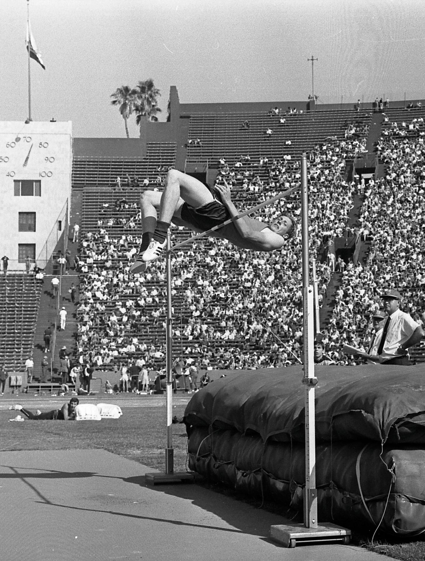 https://upload.wikimedia.org/wikipedia/commons/c/ca/Dick_Fosbury_at_the_1968_Olympic_trials.jpg