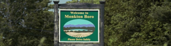 Panneau d'entrée dans la ville de Monkton, très "Twin Peaks" dans l'esprit Panneau d'entrée dans la ville de Monkton, très "Twin Peaks" dans l'esprit