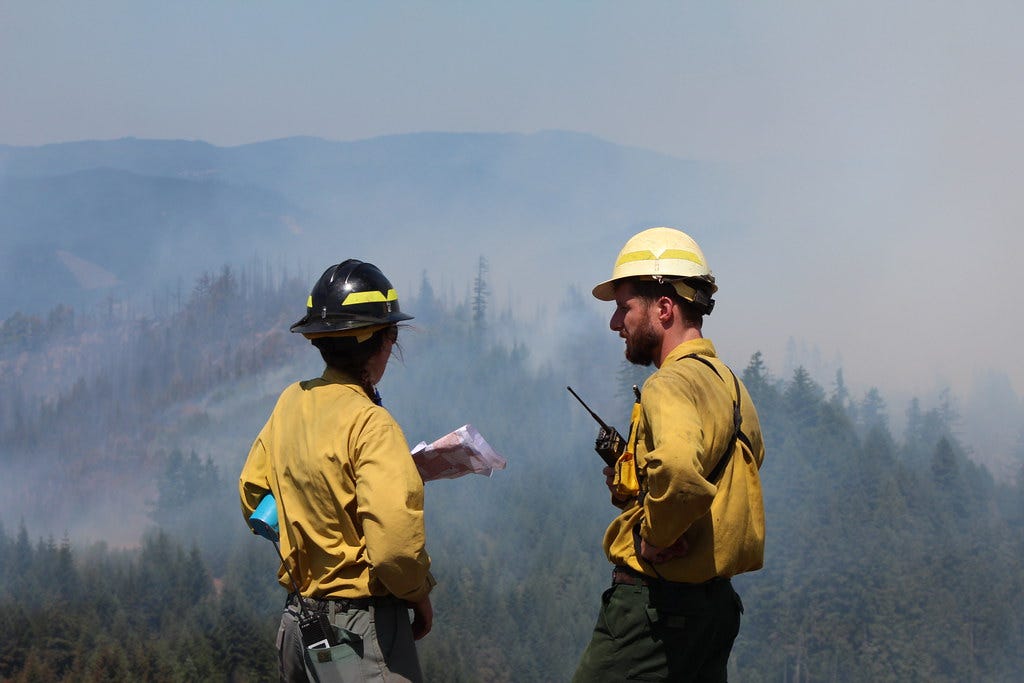 Air attack on southern Oregon wildfire -- 2015
