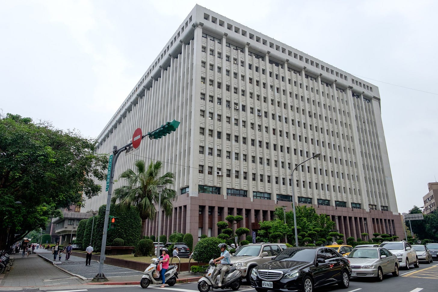 台北敦化北路的台塑大樓——台塑集團行政中心所在。南電的重大人事與資本調度,看的是這裡的整盤棋(圖:Wikimedia Commons,CC0 公有領域) 台北敦化北路的台塑大樓——台塑集團行政中心所在。南電的重大人事與資本調度,看的是這裡的整盤棋(圖:Wikimedia Commons,CC0 公有領域)