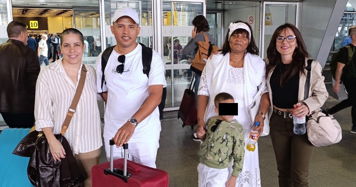 Luis Robles, su madre y su hijo, recibidos a su llegada a Madrid por Masiel Rubio y Dayana Prieto © Facebook / Leisam Rubio