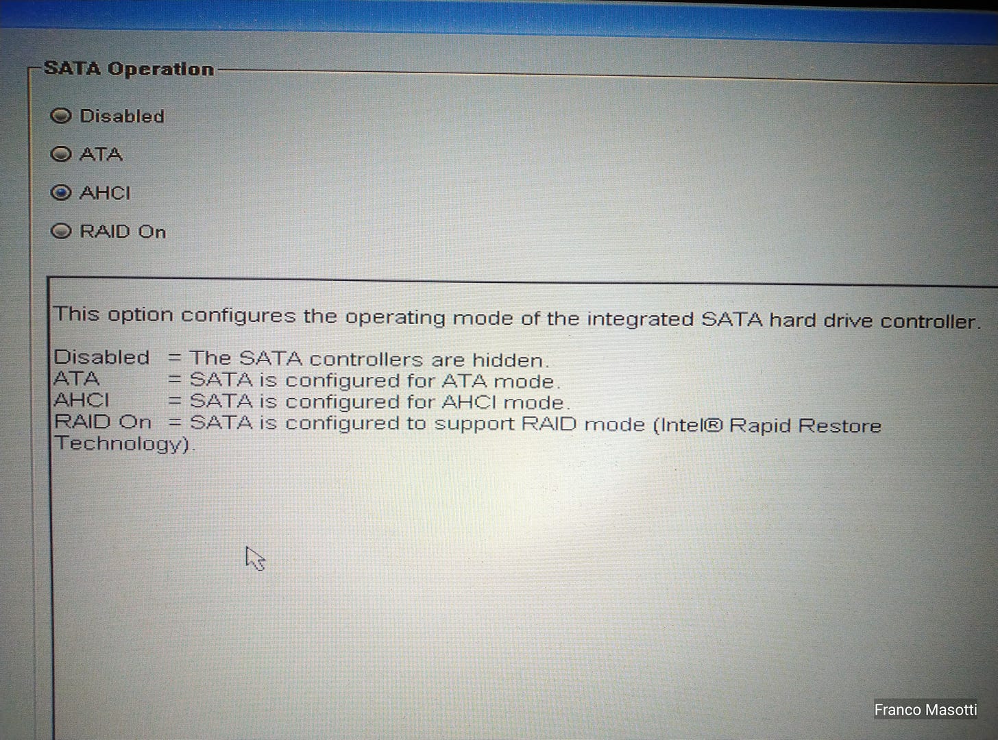 Schermata che mostra le opzioni dei dischi dal BIOS