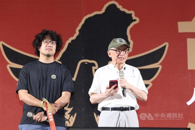 由網紅八炯等人發起的「拒絕統戰守護台灣」凱道大會師行動19日在凱道登場,聯電漫畫人曹興誠(右)與民進黨立委沈伯洋(左)同台亮相,響應活動。中央社記者王騰毅攝114年4月19日 由網紅八炯等人發起的「拒絕統戰守護台灣」凱道大會師行動19日在凱道登場,聯電漫畫人曹興誠(右)與民進黨立委沈伯洋(左)同台亮相,響應活動。中央社記者王騰毅攝114年4月19日