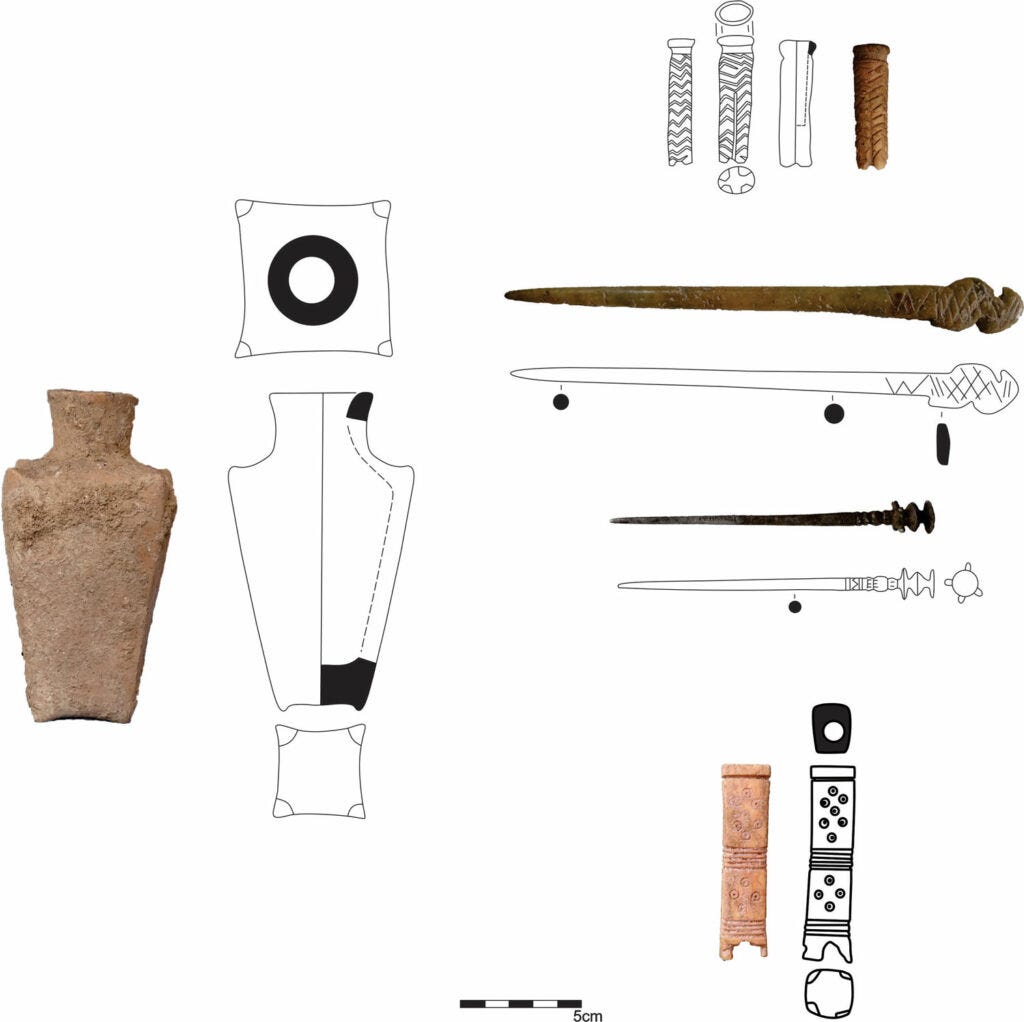 Cosmetic containers and pin-shaped applicators Cosmetic containers and pin-shaped applicators