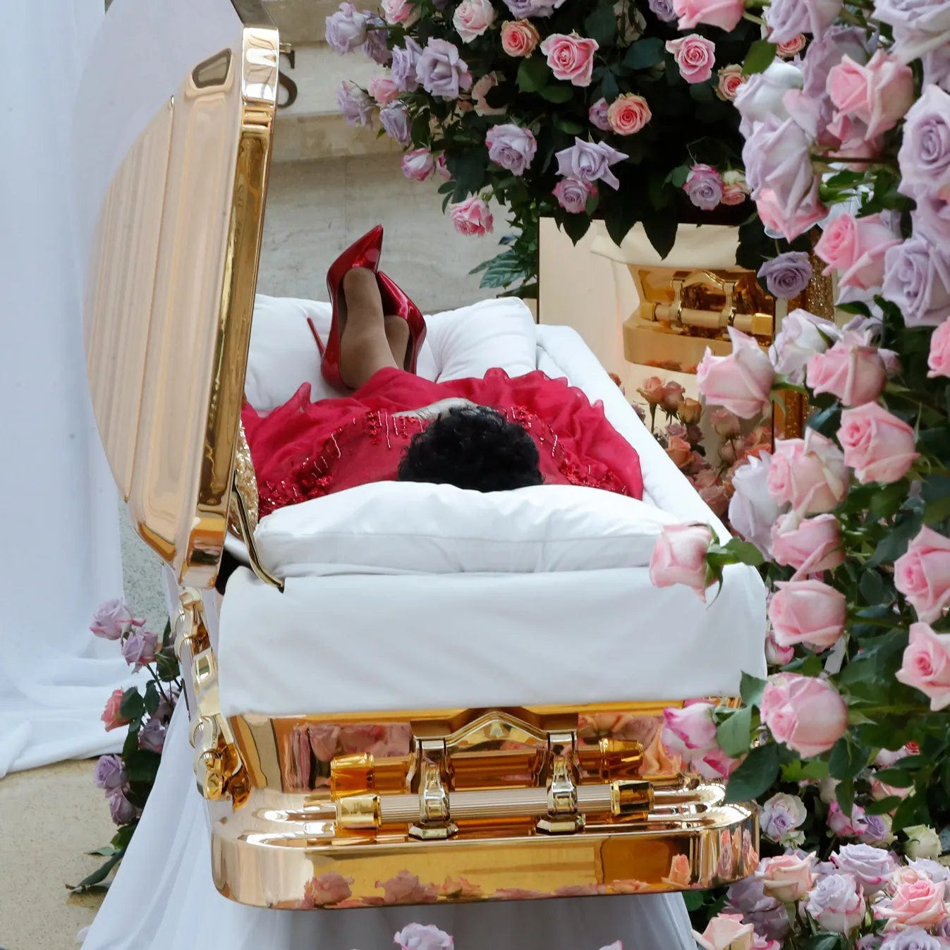 aretha franklin gold dress funeral Mourners gather for Franklin's funeral; diva dressed in gold  Macomb Daily