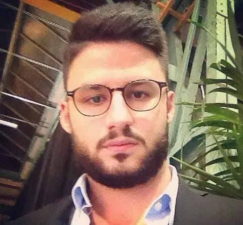 Alessandro, qualche anno fa, in un momento di vita in cui odiava il lunedì — sguardo spento e postura stanca, simbolo di un’esistenza vissuta senza entusiasmo.