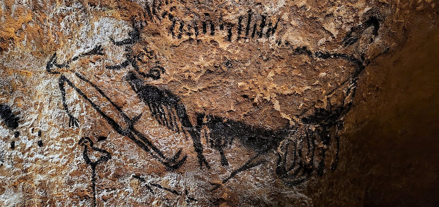 Besonders geheimnisvoll ist die einzige Menschendarstellung in der Höhle von Lascaux: Mann mit Vogelkopf und erigiertem Penis und ein sterbender Stier