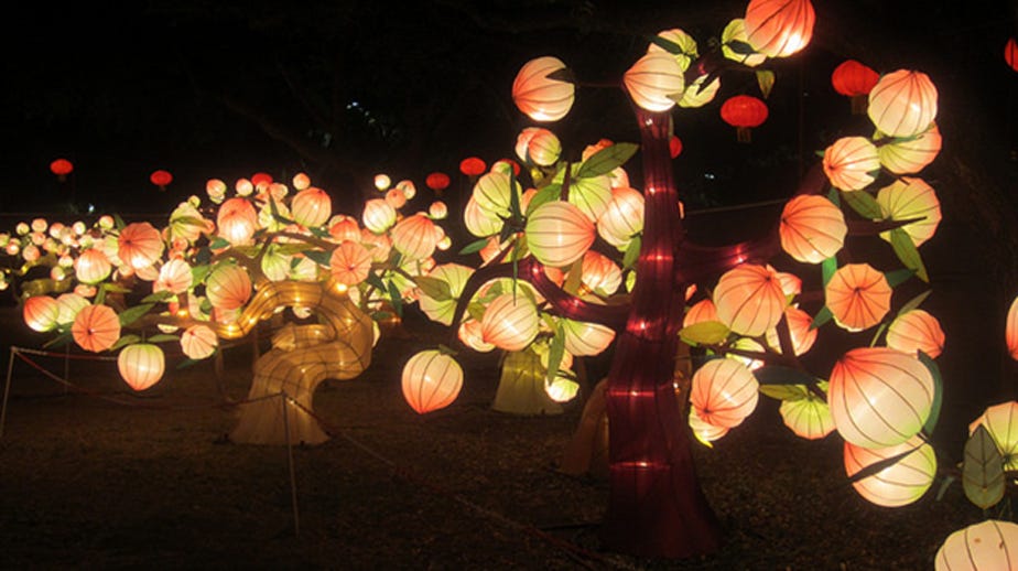 In Chinese myth, peaches symbolize immortality. This art installation of pretty lantern peaches highlights the significance of the Immortal Peach—that if you eat these peaches you will live a very long and healthy life. In Chinese myth, peaches symbolize immortality. This art installation of pretty lantern peaches highlights the significance of the Immortal Peach—that if you eat these peaches you will live a very long and healthy life.