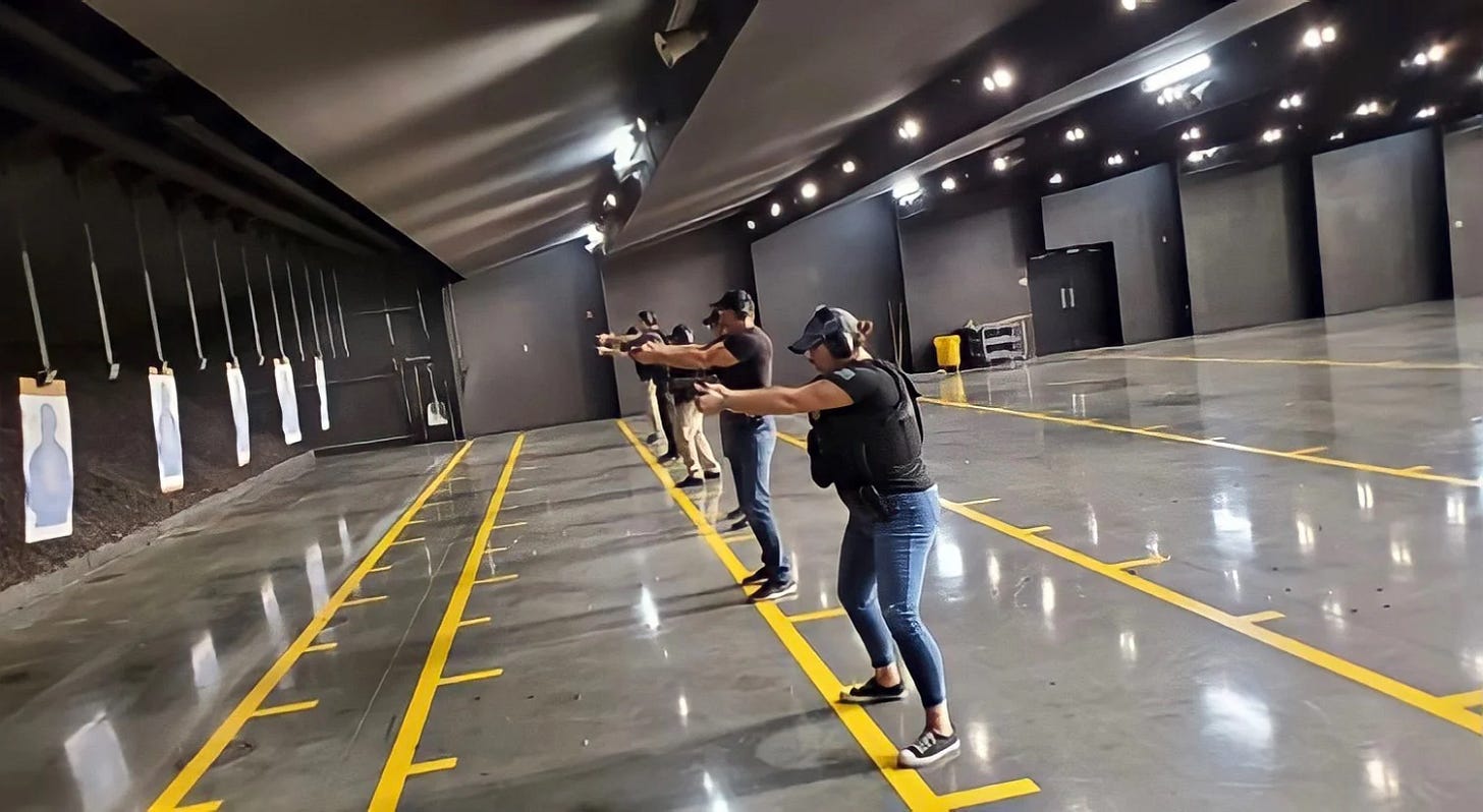 KANTOR CABANG TAMPA : Agen khusus melakukan latihan pelatihan senjata api di fasilitas pelatihan dalam ruangan. KANTOR CABANG TAMPA : Agen khusus melakukan latihan pelatihan senjata api di fasilitas pelatihan dalam ruangan.