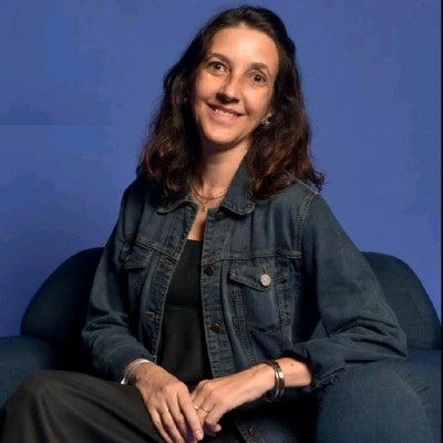 Por trás do texto - Tânia Tiburzio