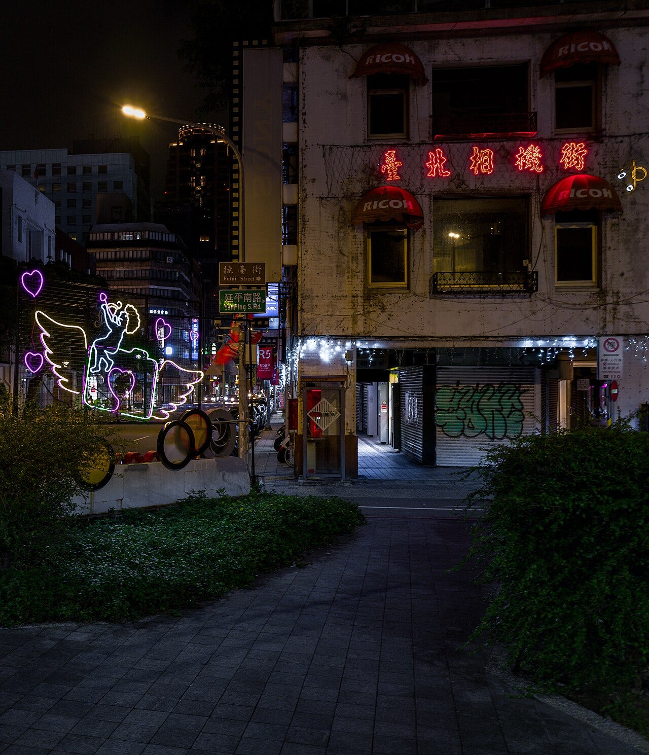 台北博愛路夜間霓虹招牌｜來源：GillyBerlin / Wikimedia Commons（CC BY 2.0）
