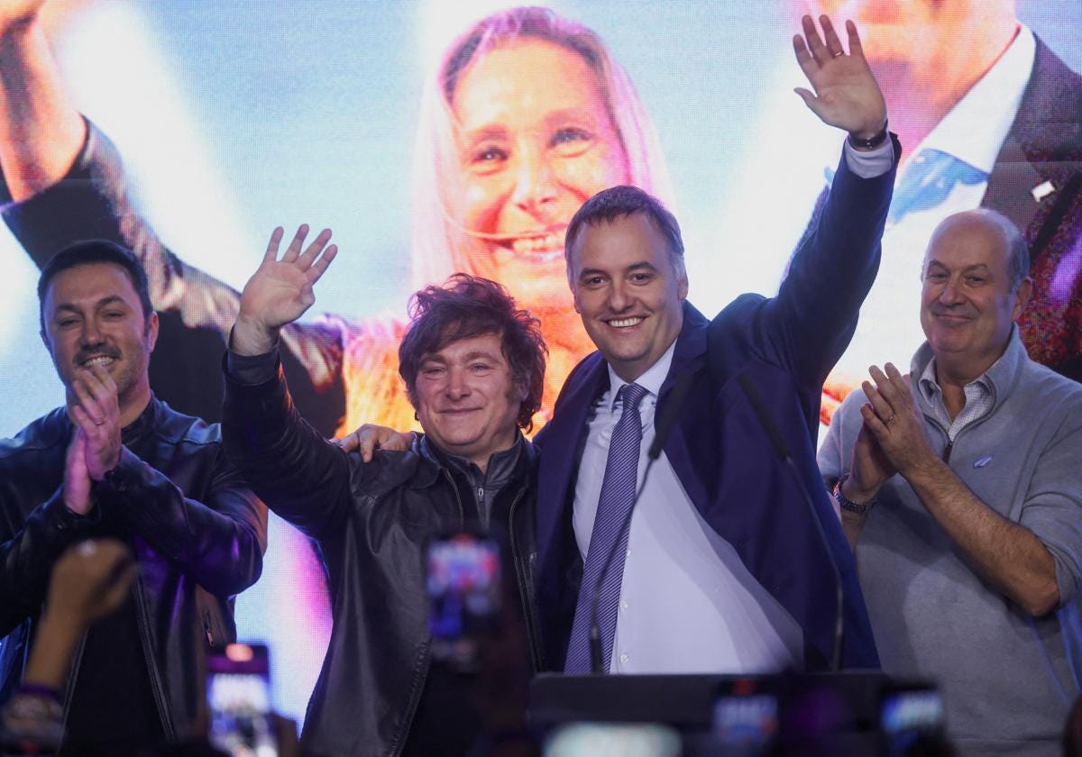Javier Milei y Manuel Adorni festejan tras las elecciones en Buenos Aires de este domingo