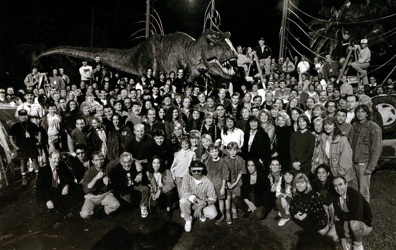 The cast and crew of JURASSIC PARK pose for a photo on Warner Bros.  Studios' Stage 16 with the T-Rex. : r/JurassicPark