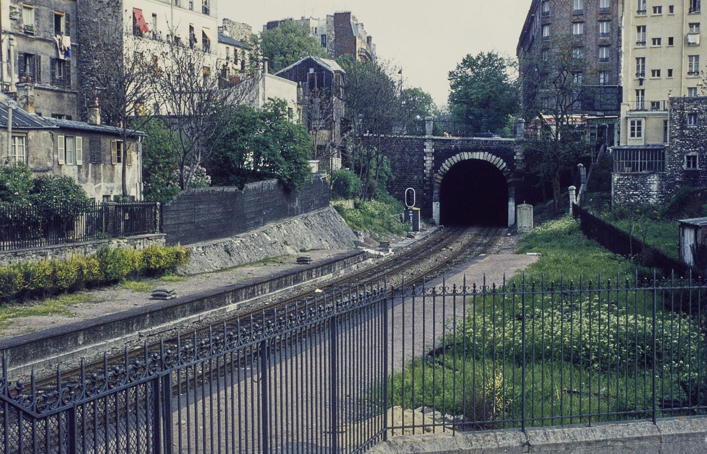 La Petite Ceinture in 1970 toen het nog in gebruik was voor goederenverkeer, sinds de jaren dertig was men al opgehouden met persoonsvervoer. 