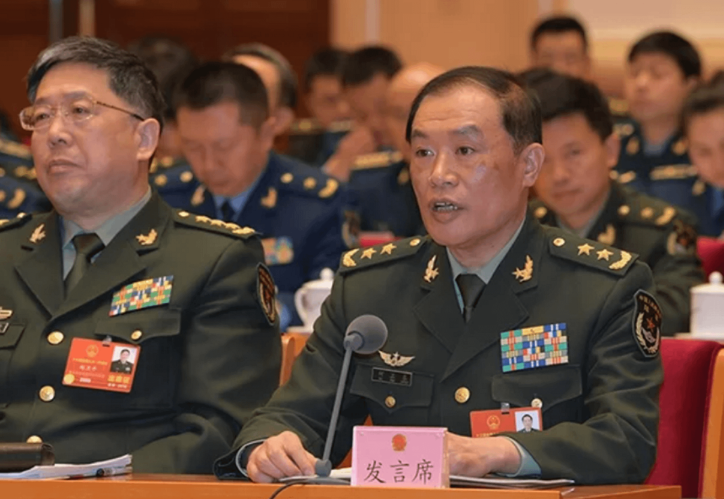 新任中共中央军委副主席何卫东（右）。图为何卫东2018年在人大发言。（翻拍自中国国防部官网）