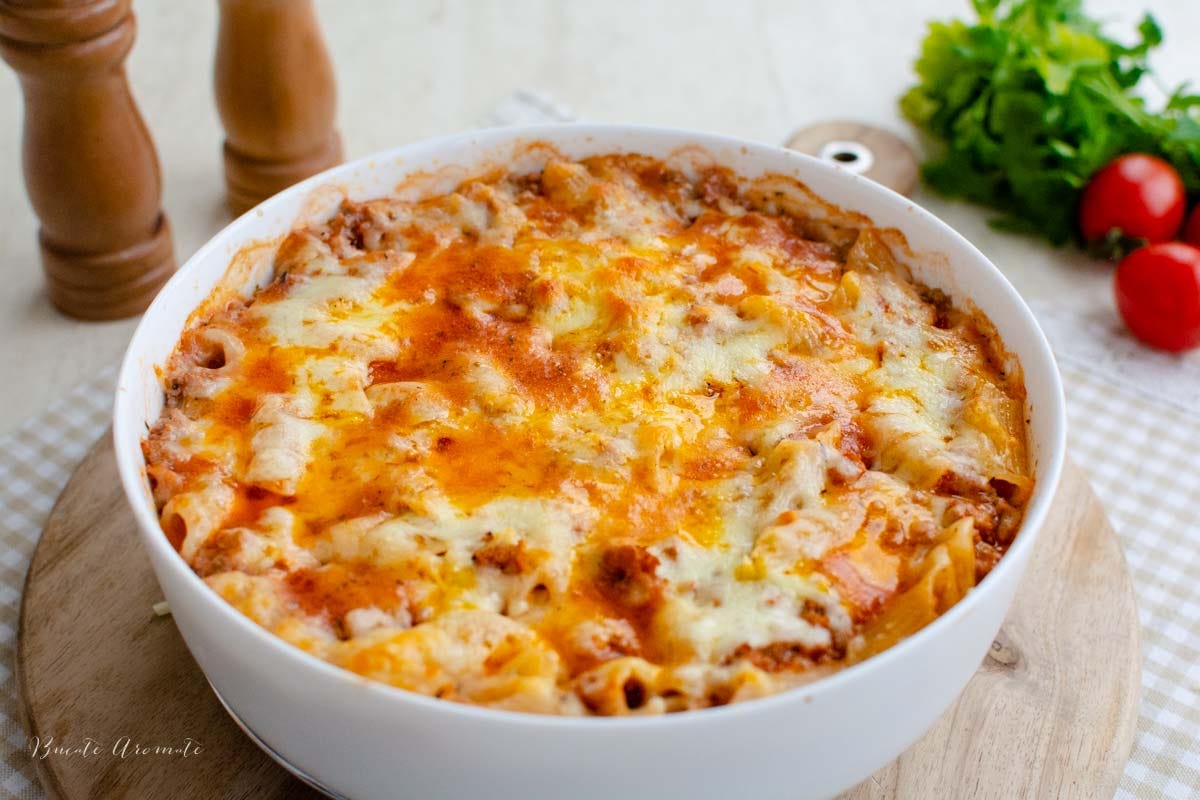 Vas alb cu paste cu carne tocata si branza topita abia scos din cuptor