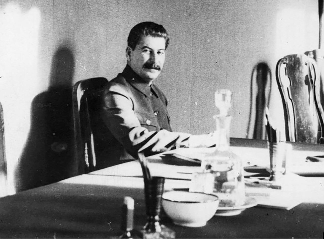 Stalin, il biliardo e le barzellette: i passatempi (a tratti sadici) del leader - Russia Beyond - Italia Stalin, il biliardo e le barzellette: i passatempi (a tratti sadici) del leader - Russia Beyond - Italia