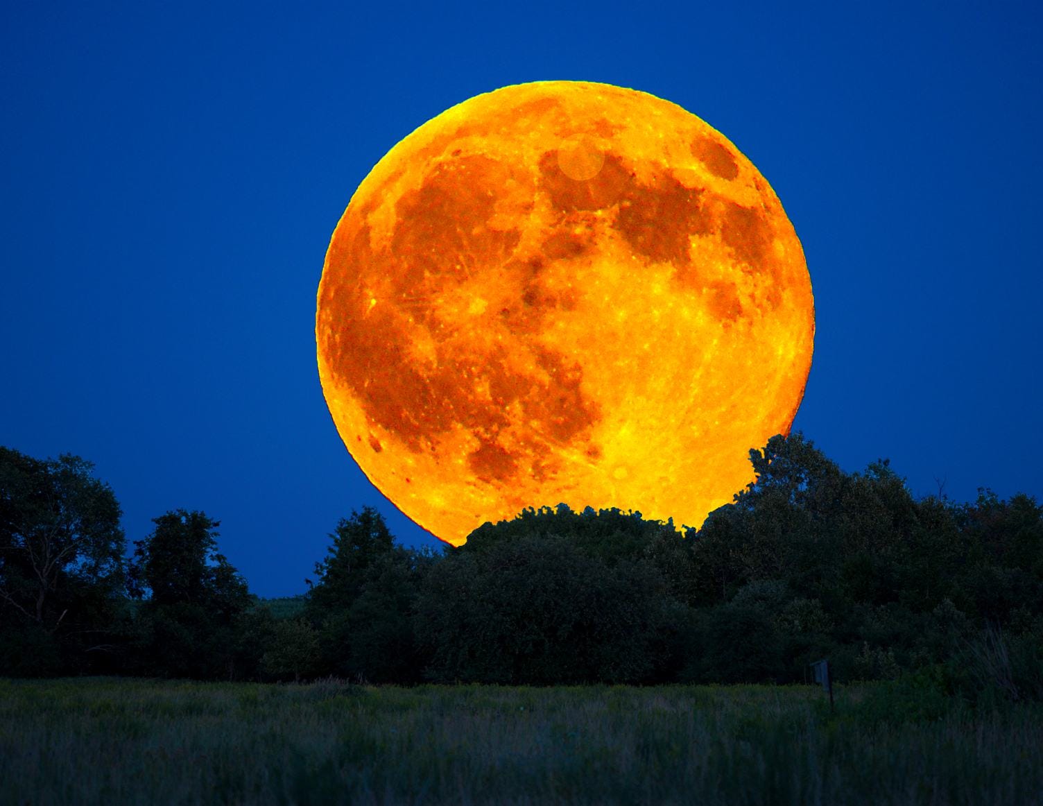 Why Is the Moon Orange Tonight? Understanding the Celestial Phenomenon