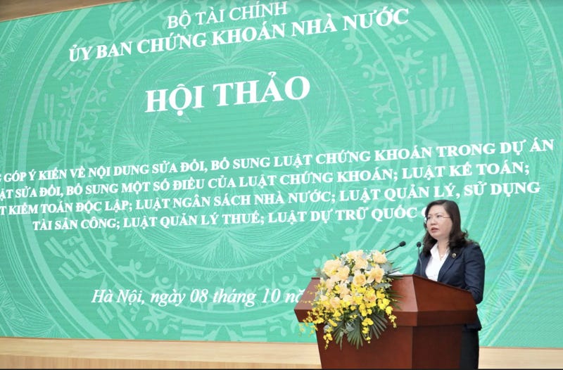 Chủ tịch Ủy ban Chứng khoán Nhà nước Vũ Thị Chân Phương phát biểu tại hội thảo. Chủ tịch Ủy ban Chứng khoán Nhà nước Vũ Thị Chân Phương phát biểu tại hội thảo.