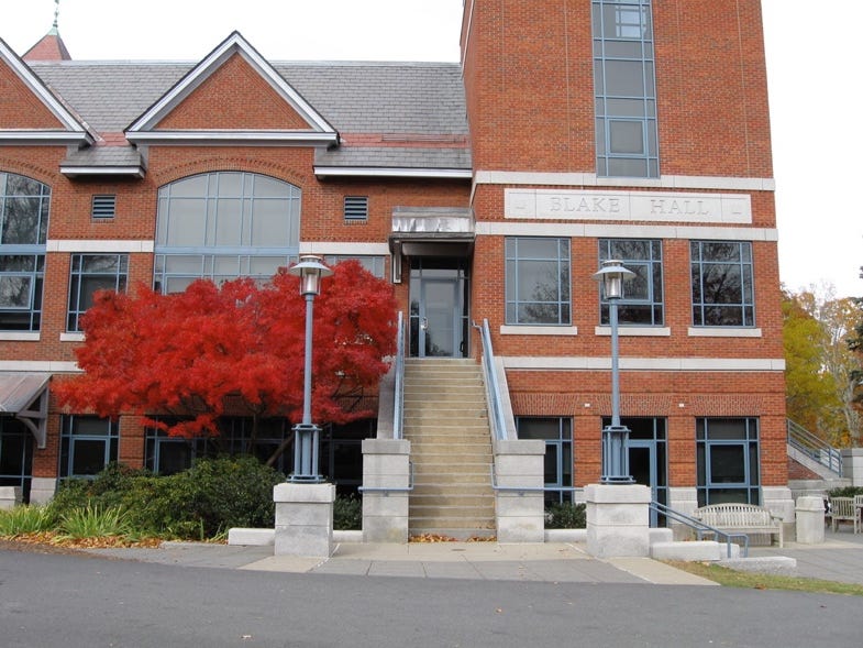 A building with stairs leading to the entrance

AI-generated content may be incorrect.