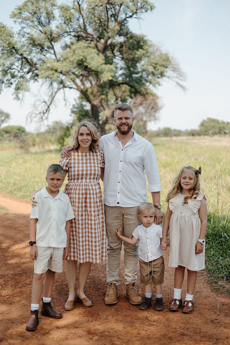 Van links bo na regs: Marnix Boersema met sy vrou, Clarinda, en hulle kinders; Jaco de Beer saam met sy vrou, Benita; Jan-Louis Lee en sy vrou, Willemien; Nikolaas Pienaar en sy kinders; Jonker Venter saam met sy vrou, Erika en hulle kinders; Gerrie van Rhyn met sy vrou, Carina