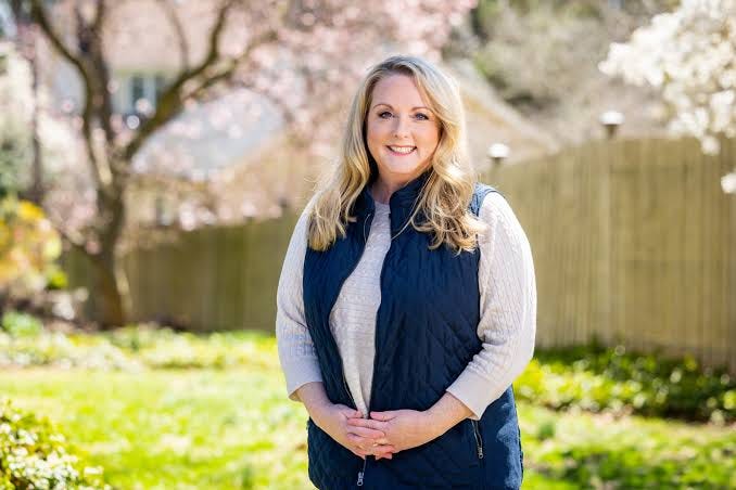 Eileen Hartnett Albillar smiles outside Eileen Hartnett Albillar smiles outside