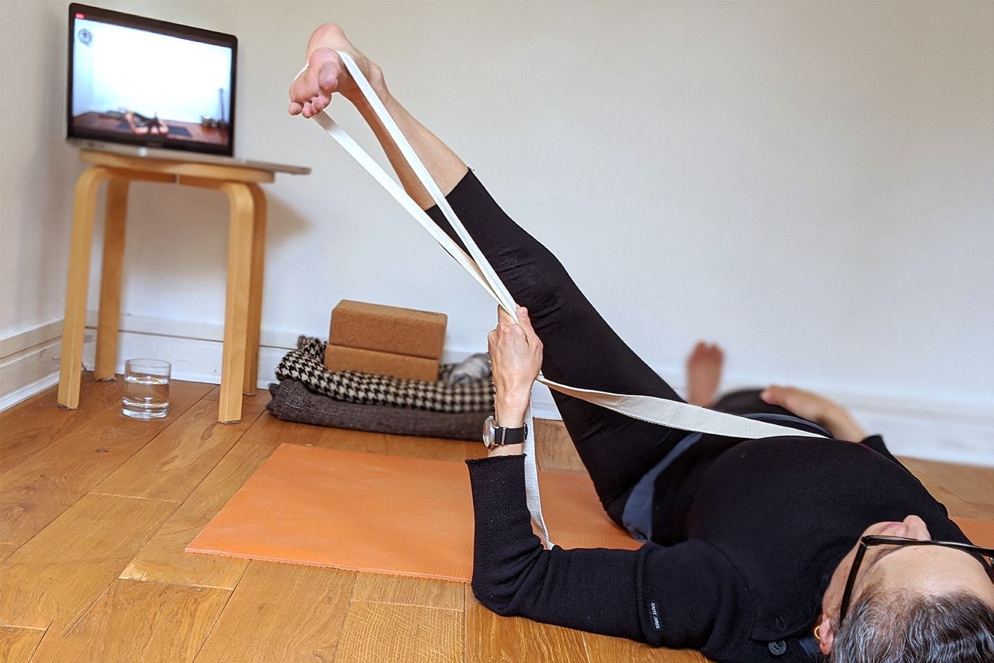 Home yoga practice with apps in French