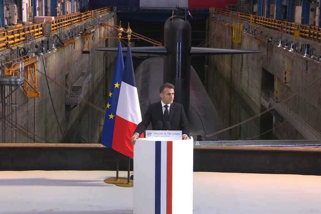 "Aujourd'hui, les accords internationaux de maîtrise des armements sont à la peine. Chacun a pris ses libertés. Le champ des règles est un champ de ruines. L'animosité ambiante se prête assez peu à la confiance qu'il faut pour rebâtir une sécurité collective", a affirmé Emmanuel Macron, lors de son discours le 2 mars 2026 - Capture d'écran Élysée